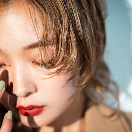 目を伏せる美しい女性