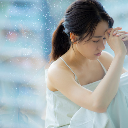 頭痛に悩む日本人女性