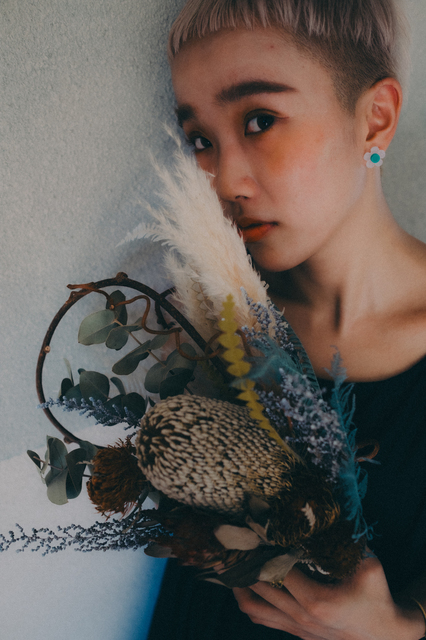 花を持ったショートカットの女性