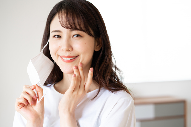 微笑む美しい日本人女性